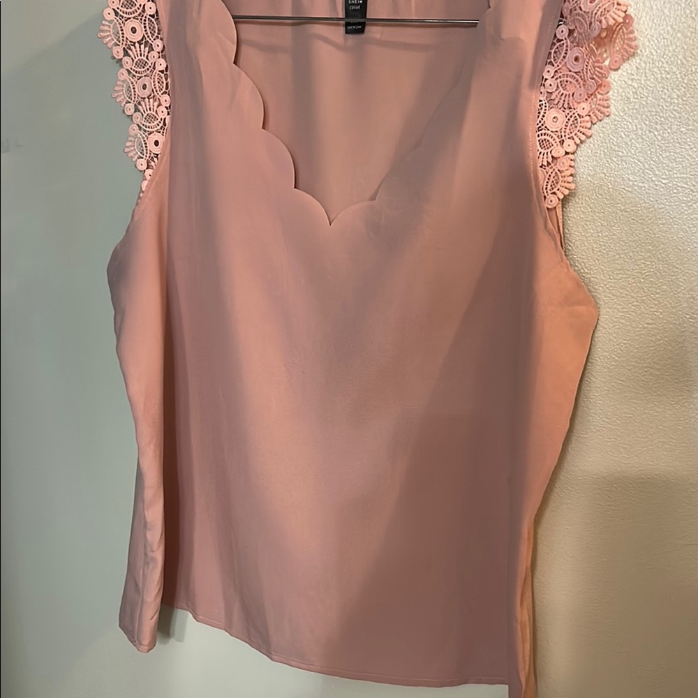 Women's Pink Scallop V-Neck Lace Sleeve Shell -